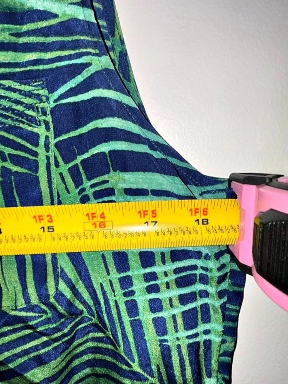 Banana Republic 100% Silk Blouse Size 8 Green Navy Palm Tropical Chic Sleeveless - Picture 9 of 10